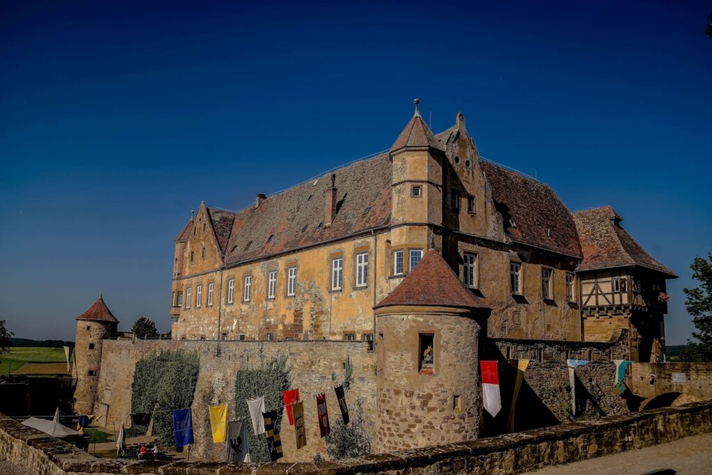 Außenansicht der Burg Stettenfels mit historischer Steinmauer, Türmen und mittelalterlichen Bannern beim Mittelalterfest.
